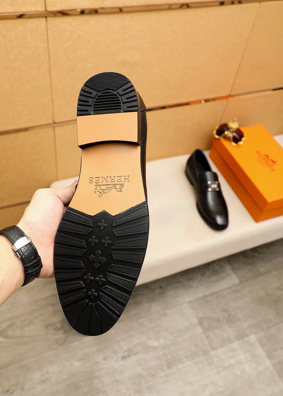 Men's shoes 💰442 💐 Product trademark: HERMES "Hermès" casual leather shoes Regular size: 38-44 (45🉑️customized) Product materials: Selected imported first-layer pebbled calfskin upper + luxury hardware buckle, imported water-dyed 🐂 cowhide lining. Strong three-dimensional visual effect, combined outsole Color: 2⃣️colors available